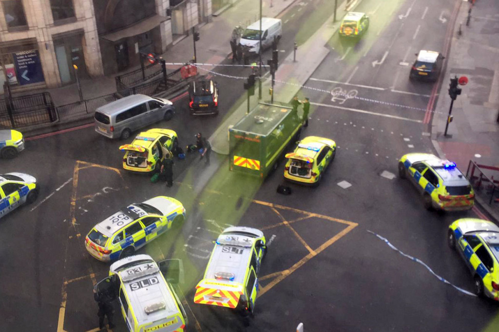 Polisi dan petugas layanan darurat tiba di tempat kejadian penikaman di London Bridge, London, Jumat, 29 November 2019 waktu setempat. Penyerang mengamuk tepat sekitar pukul 14.00 waktu setempat, menargetkan orang-orang di Fishmongers Hall di dekat London Bridge, lokasi serangan mematikan oleh kelompok fanatik Islam dua tahun lalu.