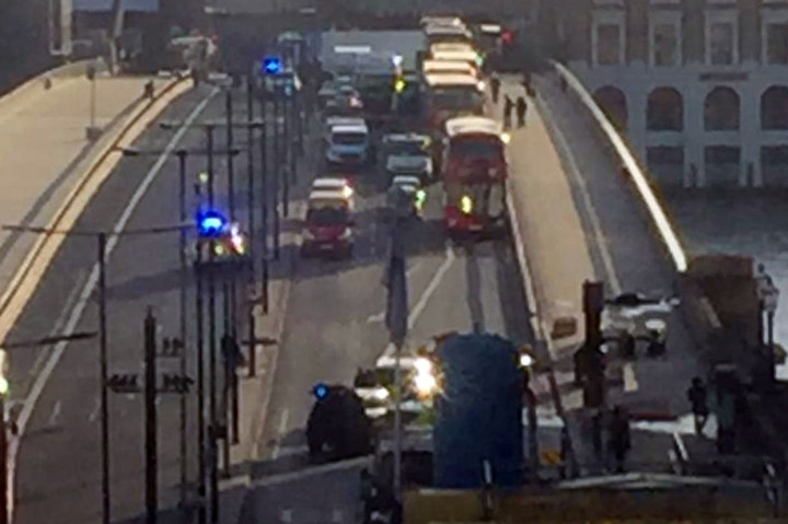 Seorang pria yang diduga menggunakan rompi bom bunuh diri palsu menikam dua orang hingga tewas dan melukai tiga lainnya di London Brige, pada hari Jumat. Pelaku ditembak mati oleh polisi. Pihak berwenang menyebutnya sebagai serangan teroris.