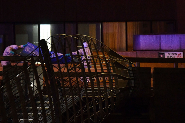 Polisi mengidentifikasi pelaku sebagai Usman Khan yang berusia 28 tahun, mantan tahanan yang dihukum pada 2012 karena terkait terorisme. Dia dibebaskan dari penjara pada 2018 Desember setelah setuju untuk menggunakan pendeteksi elektronik.