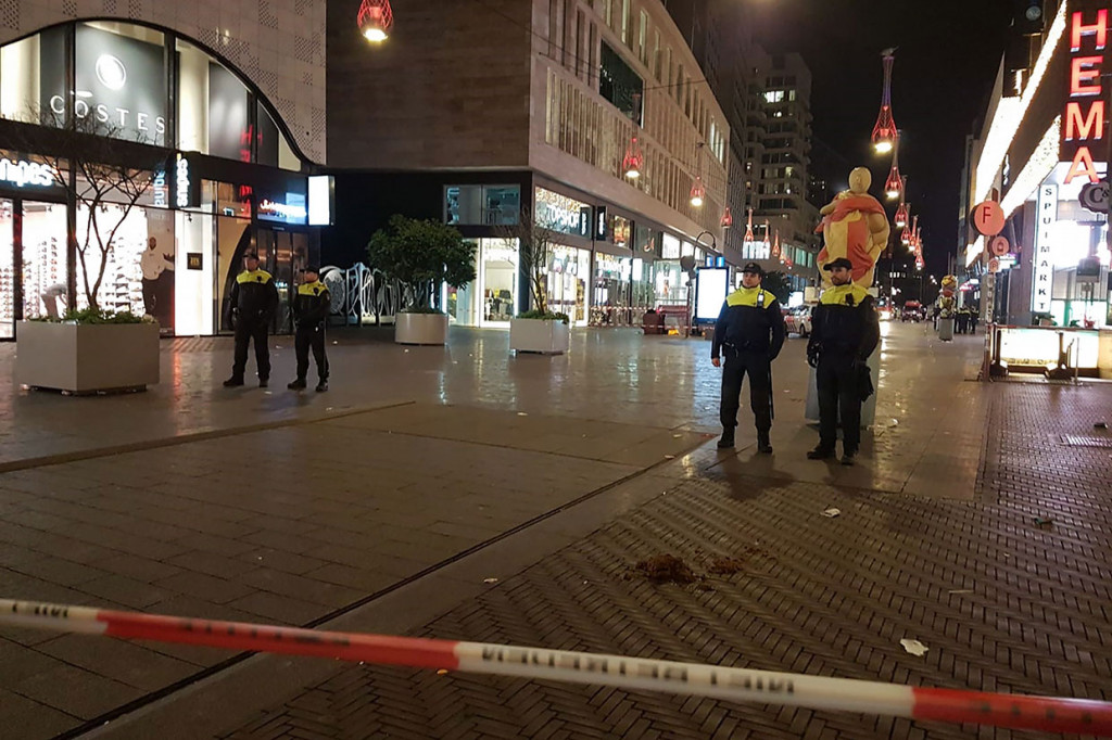 Polisi berjaga-jaga di belakang area tertutup di Grote Marktstraat, salah satu jalanan pusat perbelanjaan di Den Haag, setelah tiga orang terluka dalam insiden penikaman pada Jumat, 29 November 2019. 