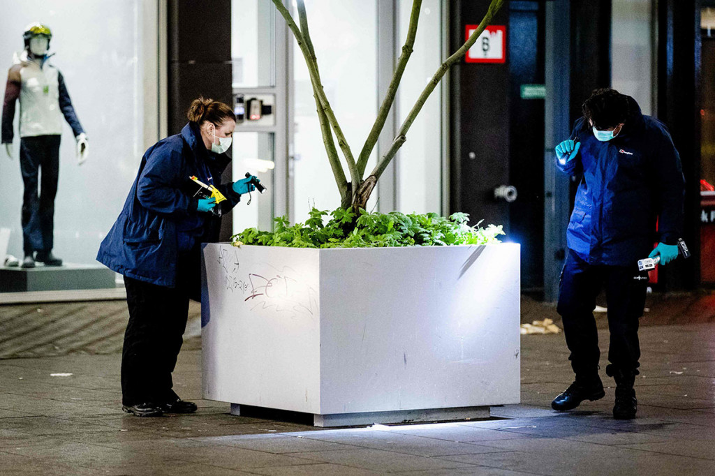 Polisi melakukan pengejaran terhadap pelaku pascaserangan yang terjadi di jalanan pusat perbelanjaan yang ramai saat maraknya diskon event Black Friday. Area itu kini ditutup dan puluhan polisi serta ambulans berada di lokasi kejadian.