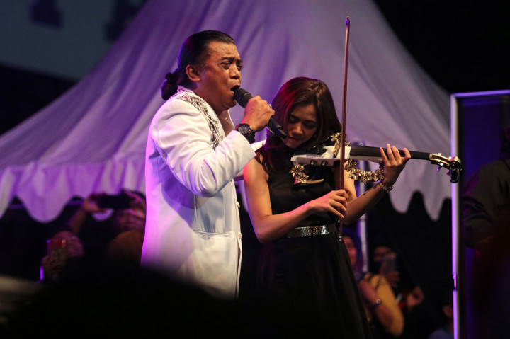 Dalam pertunjukan untuk memeriahkan HUT ke-48 Korps Pegawai Republik Indonesia (Korpri) dan dihadiri puluhan ribu penonton tersebut, penyanyi berjuluk The Godfather of Brokenheart itu menyanyikan sejumlah lagu andalan, seperti 'Bojo Galak', 'Kalung Emas', dan lain-lain.