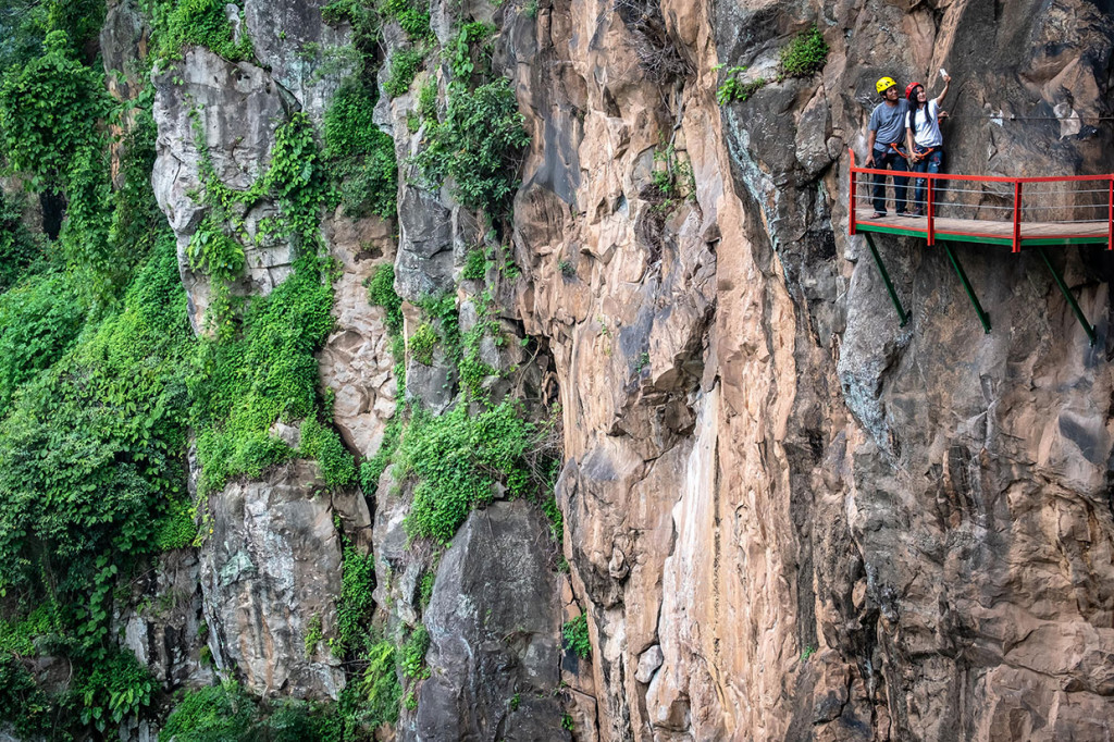 Wisatawan berswafoto di wahana wisata alam Ondo Langit Bukit Gumuk Reco, Desa Wisata Sepakung, Banyubiru, Kabupaten Semarang, Jawa Tengah. Antara Foto/Aji Styawan