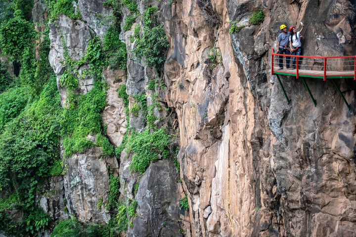 Wisatawan berswafoto di wahana wisata alam Ondo Langit Bukit Gumuk Reco, Desa Wisata Sepakung, Banyubiru, Kabupaten Semarang, Jawa Tengah. Antara Foto/Aji Styawan