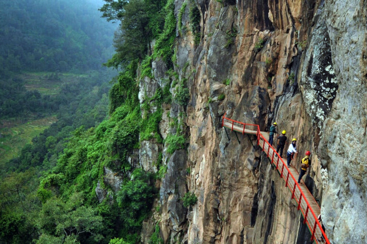 Ondo Langit menawarkan wahana lintasan jembatan sepanjang 25 meter di pinggir tebing dengan ketinggian 25 meter dari permukaan tanah yang memacu adrenalin para pengunjung. MI/Akhmad Safuan