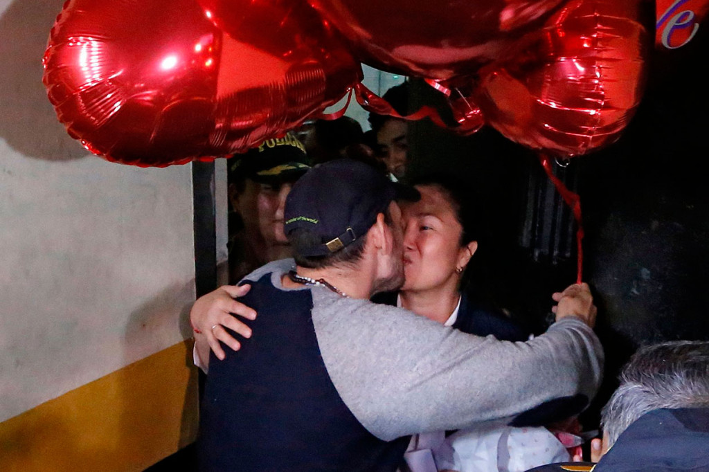 Pemimpin oposisi Peru Keiko Fujimori mencium suaminya setelah dibebaskan dari penjara di Lima, Jumat, 29 November 2019 waktu setempat. Pembebasannya terjadi beberapa hari setelah Mahkamah Konstitusi negara itu memerintahkan dia dibebaskan dalam putusan yang berkaitan hanya dengan penahanannya, dan yang sebaliknya tidak ada kaitannya dengan kasus korupsi terhadapnya.
