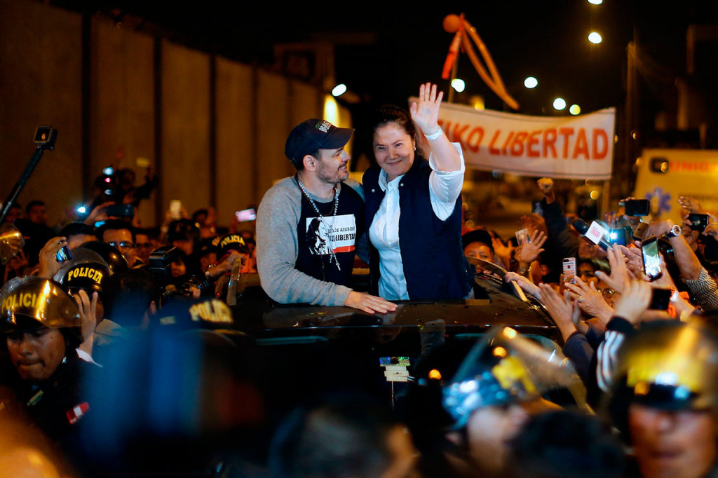 Odebrecht telah mengakui membayar suap kepada para pejabat, termasuk empat mantan presiden Peru. Fujimori dituduh menerima dana dari perusahaan tersebut untuk kampanye pemilu 2011-nya sebagai pemimpin Partai Popular Force.