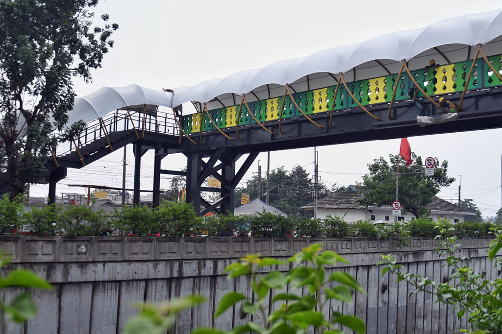 Pekerja sedang menyelesaikan tahap akhir pembangunan JPO di Pasar Minggu, Jakarta Selatan,  Jumat, 29 November 2019.