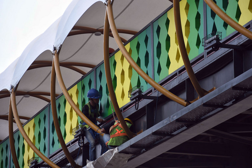 Pembangunan JPO yang menghubungkan pasar dan Stasiun Pasar Minggu, Jakarta Selatan tersebut ditargetkan selesai pada November ini.