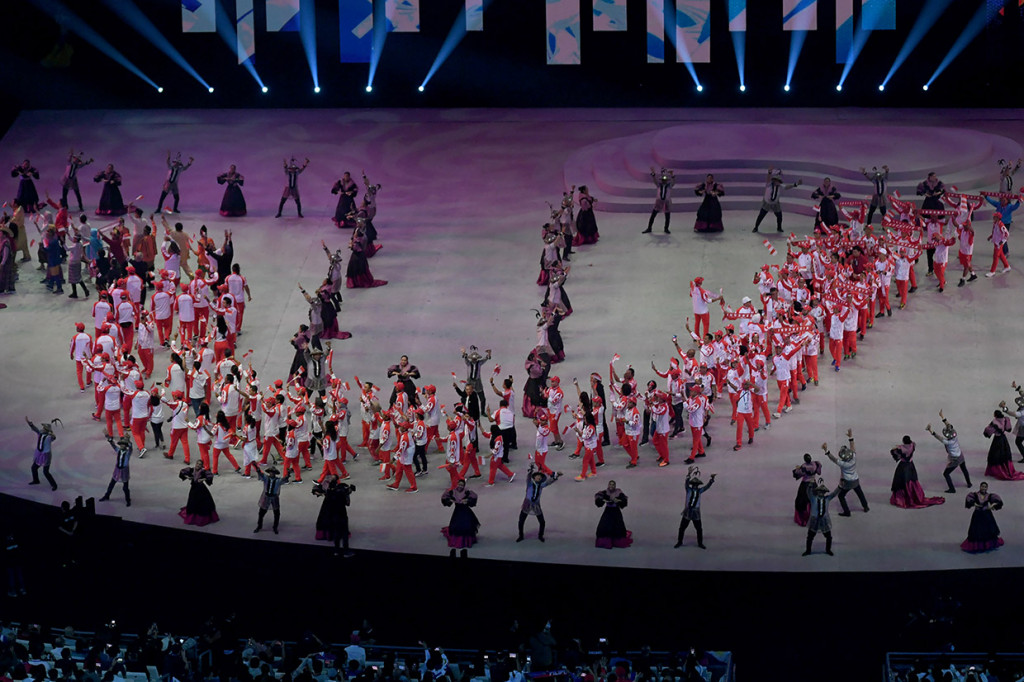 Kontingen Indonesia melakukan defile dalam pembukaan SEA Games 2019 di Philippine Arena, Bulacan, Filipina. Antara Foto/Nyoman Budhiana
