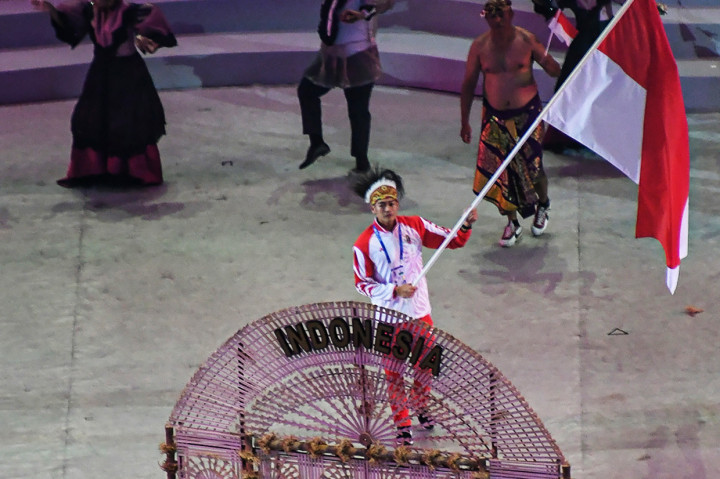Kontingen Indonesia dipimpin atlet polo air putra Indonesia Ridjkie Mulia yang membawa bendera Merah-Putih saat defile pada pembukaan SEA Games 2019. Antara Foto/Nyoman Budhiana