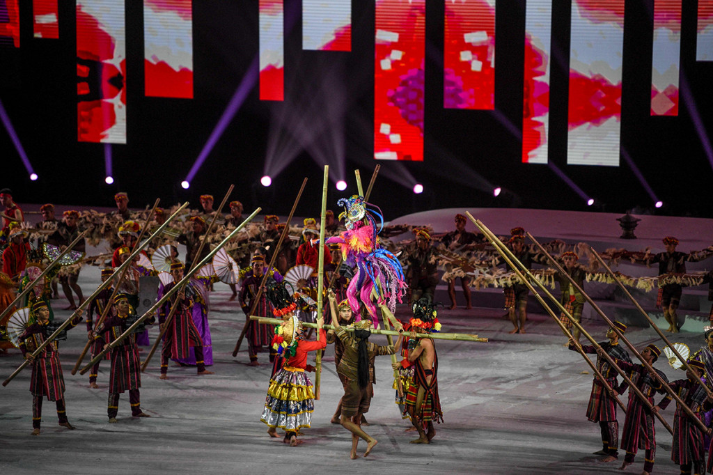 Para penari beraksi dalam pembukaan SEA Games 2019 di Philippine Arena, Bulacan, Filipina. AFP Photo/Ted Aljibe