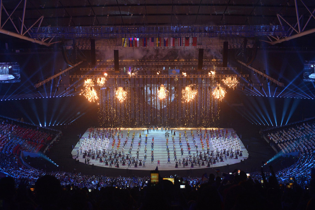 Atraksi kembang api terjadi pada upacara pembukaan SEA Games 2019 di Philippine Arena, Bulacan. Antara Foto/Nyoman Budhiana