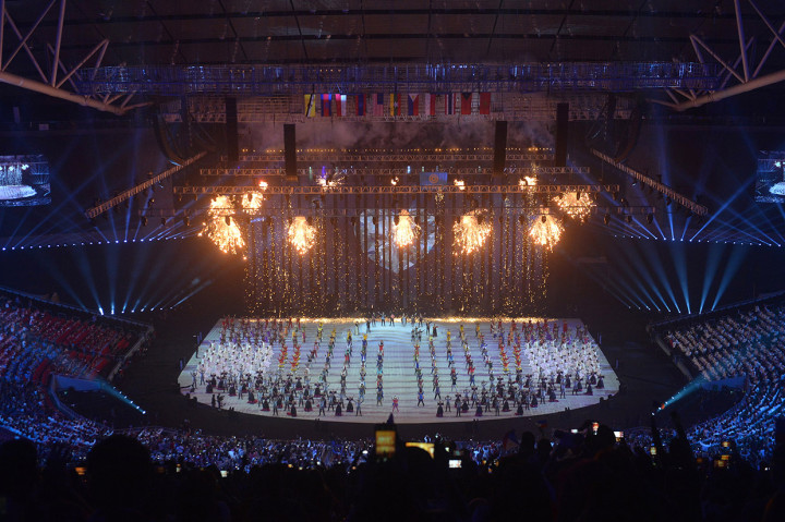 Atraksi kembang api terjadi pada upacara pembukaan SEA Games 2019 di Philippine Arena, Bulacan. Antara Foto/Nyoman Budhiana
