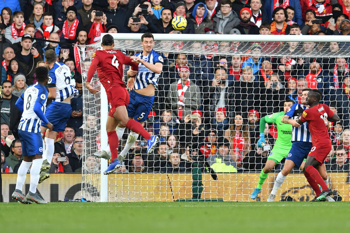 Dua Gol Liverpool diborong Virgil van Dijk di babak pertama.