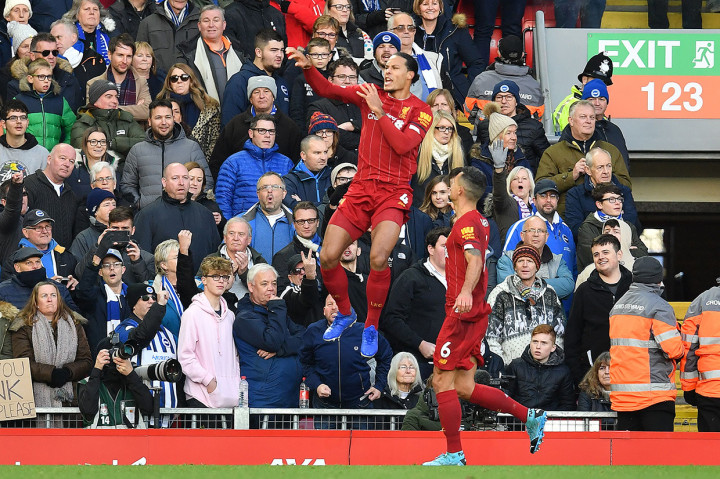 Pemain Liverpool Virgil van Dijk melakukan selebrasi usai mencetak gol ke gawang Brighton pada lanjutan Liga Inggris.
