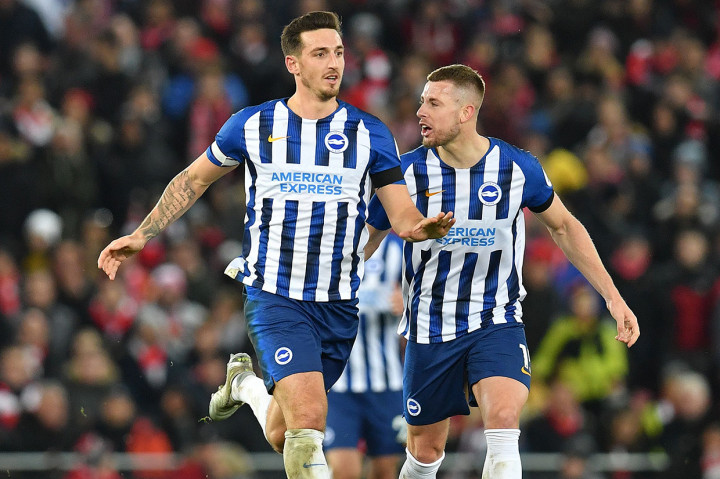 Brighton memperkecil kedudukan di babak kedua lewat tendangan bebas Lewis Dunk.