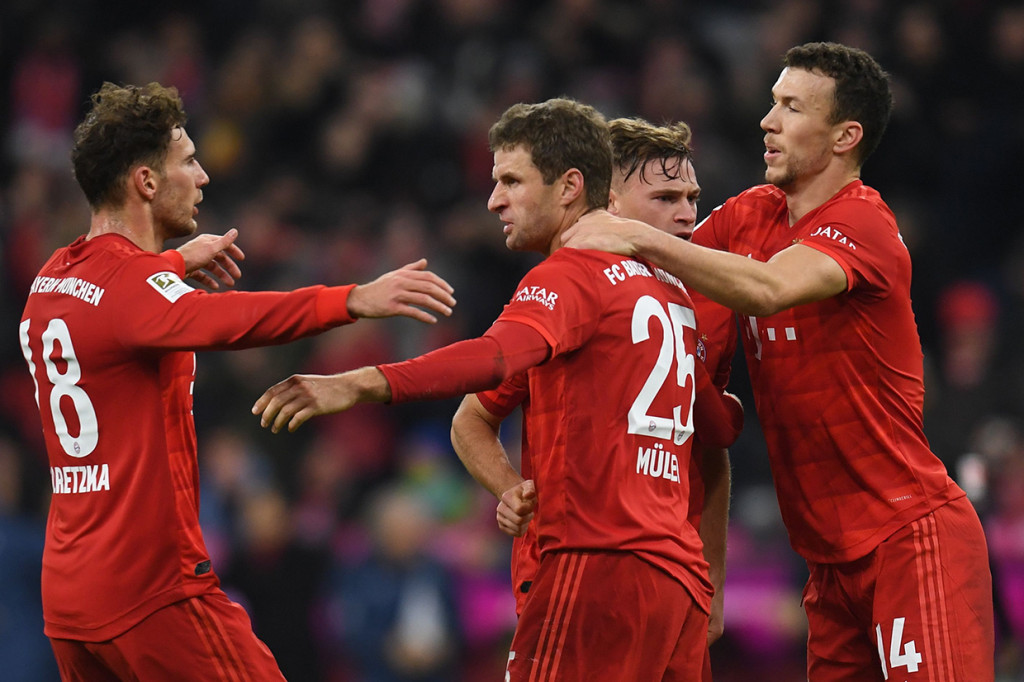 Pemain Bayern Muenchen Thomas Mueller bersama tim melakukan selebrasi usai mencetak gol ke gawang Bayer Leverkusen.
