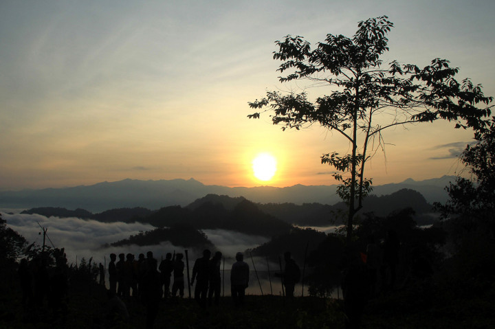 Sejumlah pengunjung menikmati matahari terbit dan hamparan awan dari atas puncak Marano, Kecamatan Kalukku, Mamuju, Sulawesi Barat.