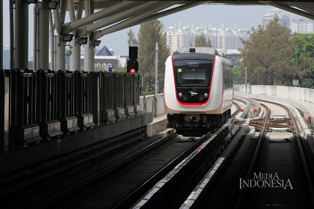 Kereta Lintas Raya Terpadu (LRT) memasuki Stasiun Velodrome Rawamangun pada hari pertama penerapan berbayar, Jakarta. 