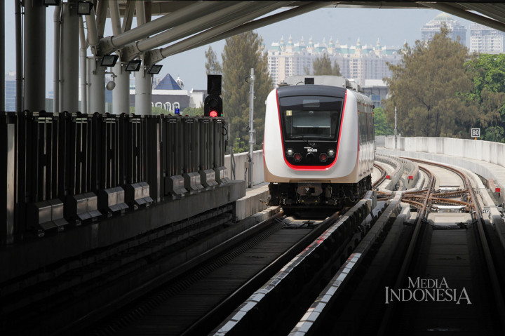 Kereta Lintas Raya Terpadu (LRT) memasuki Stasiun Velodrome Rawamangun pada hari pertama penerapan berbayar, Jakarta. 