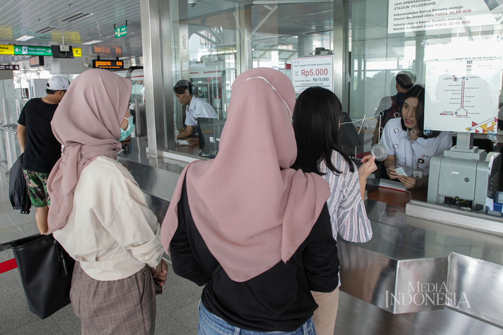 Kartu uang elektronik dari lima bank yakni BCA, BRI, Bank Mandiri, Bank DKI, dan BNI juga bisa digunakan untuk membayar tiket LRT Jakarta.