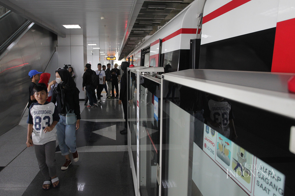 Rute LRT yang sudah beroperasi yakni dari Stasiun Velodrome ke Stasiun Pegangsaan 2.