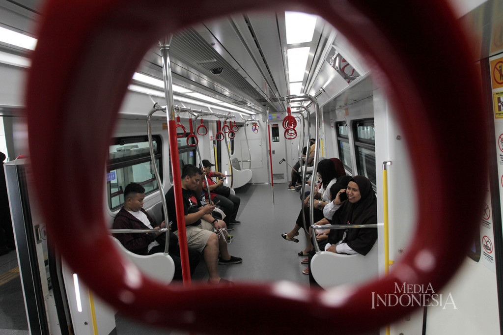 LRT Jakarta beroperasi pukul 05.00 WIB-23.00 WIB dengan jarak kedatangan antar kereta (headway) di stasiun selama 10 menit. Penumpang bisa menggunakan TransJakarta untuk melanjutkan perjalanan ke pusat kota dari Stasiun Velodrome.