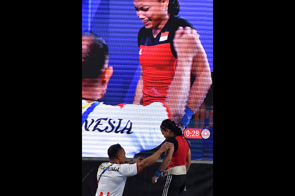 Lifter putri Indonesia Lisa Setiawati menangis seusai gagal melakukan angkatan clean and jerk seberat 100 Kg dalam final angkat besi 45 Kg putri SEA Games 2019 di kompleks Olahraga Rizal Memorial, Manila, Filipina.