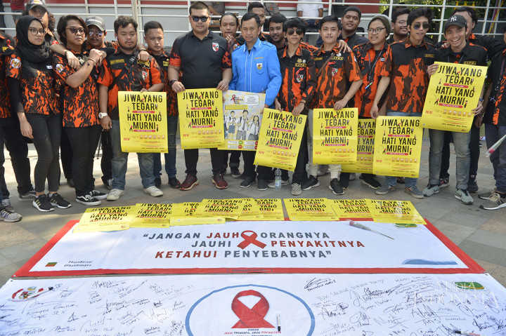 Sejumlah organisasi kepemudan dan Mahasiswa memperingati hari AIDS Sedunia di arena Car Free Day (CFD) Bundaran HI, Jakarta Pusat. MI/M Irfan