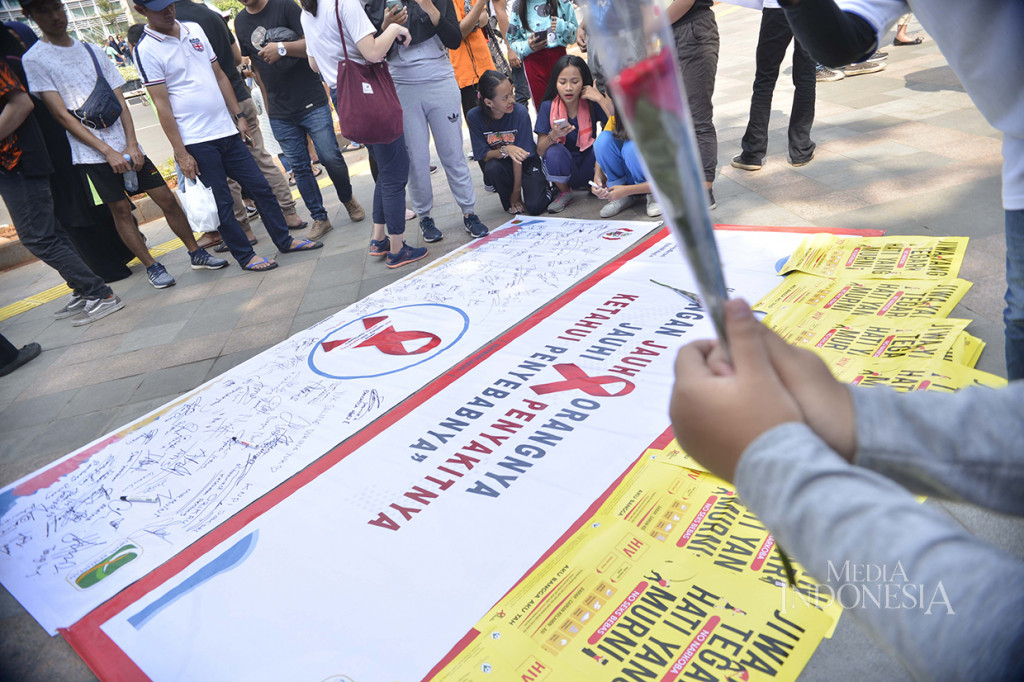 Peringatan hari AIDS Sedunia dilaksanakan tiap 1 Desember, dalam aksinya mereka membentangkan spanduk yang bertuliskan imbauan untuk menjauhi penyakit AIDS tidak menjauhi orang yang sudah terkena penyakit mematikan tersebut. MI/M Irfan
