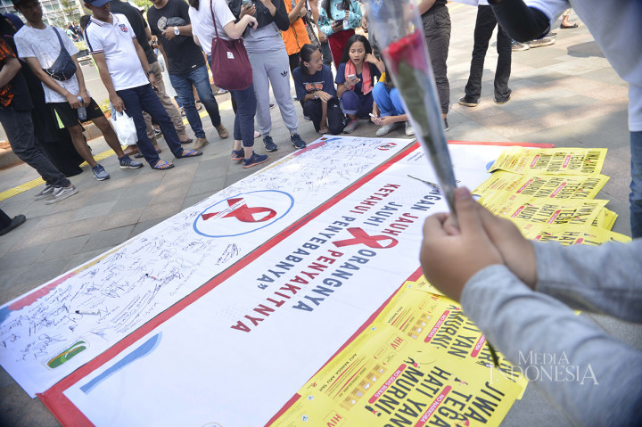 Peringatan hari AIDS Sedunia dilaksanakan tiap 1 Desember, dalam aksinya mereka membentangkan spanduk yang bertuliskan imbauan untuk menjauhi penyakit AIDS tidak menjauhi orang yang sudah terkena penyakit mematikan tersebut. MI/M Irfan
