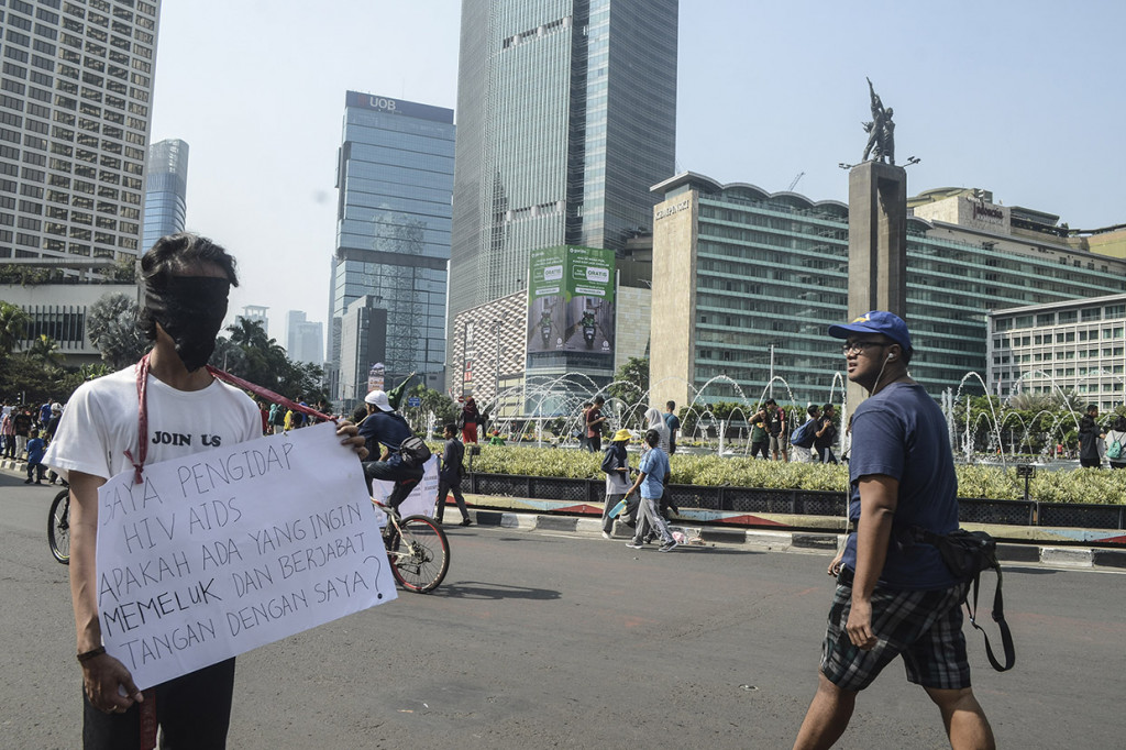 Aktivis melakukan aksi guna memperingati hari AIDS Sedunia di lokasi Hari Bebas Kendaraan Bermotor (HBKB) di Kawasan Bundaran HI, Jakarta Pusat. Antara Foto/Fakhri Hermansyah