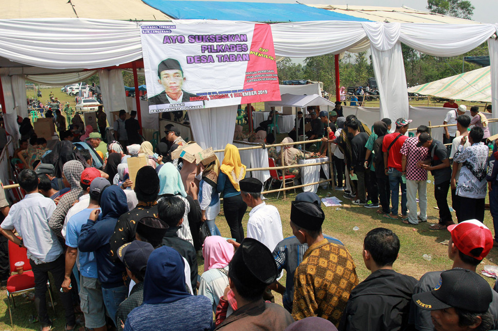 Sementara sebanyak 153 desa dan 594 orang calon kepala desa mengikuti Pilkades serentak di Kabupaten Tangerang.