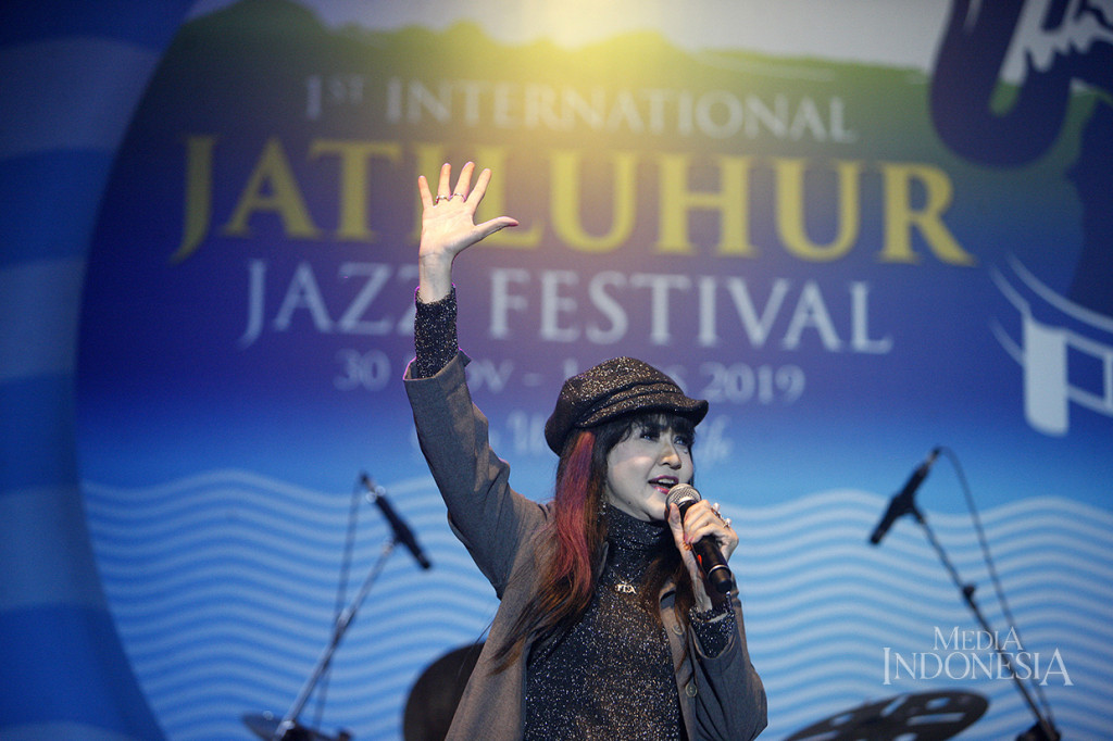 Penyanyi senior Ita Purnamasari menghibur penonton di gelaran International Jatiluhur Jazz Festival, Purwakarta, Jawa Barat.