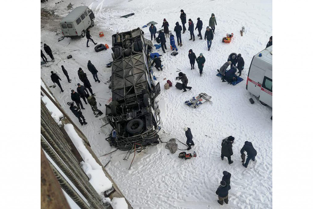 Lebih dari 70 orang dan 2 helikopter dengan peralatan medis terlibat dalam operasi penyelamatan.