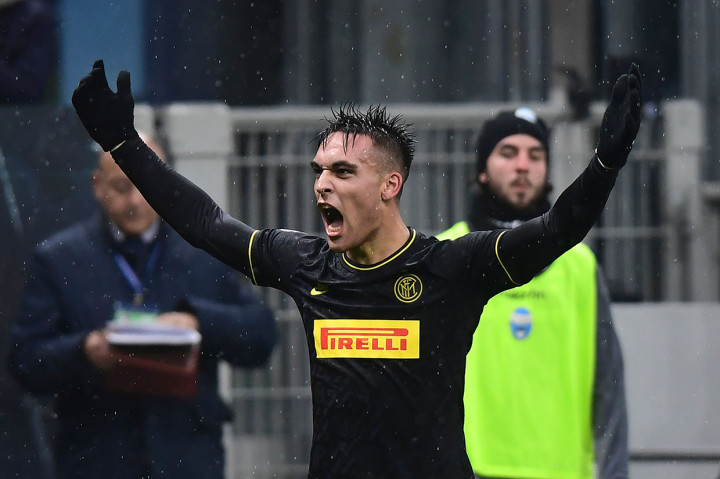 Launtaro Martinez melakukan selebrasi usai mencetak gol ke gawang SPAL pada laga pekan ke-14 Serie A di Giuseppe Meazza.