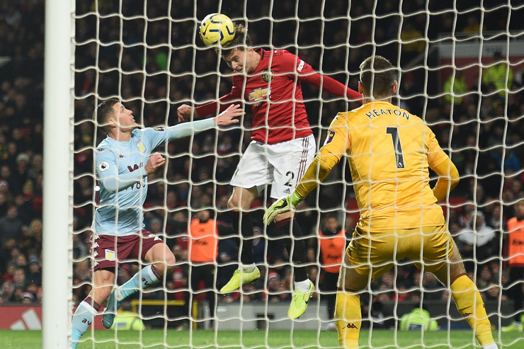MU baru bisa menyamakan skor tiga menit jelang turun minum. Gol bunuh diri Tom Heaton mengubah skor menjadi 1-1.
