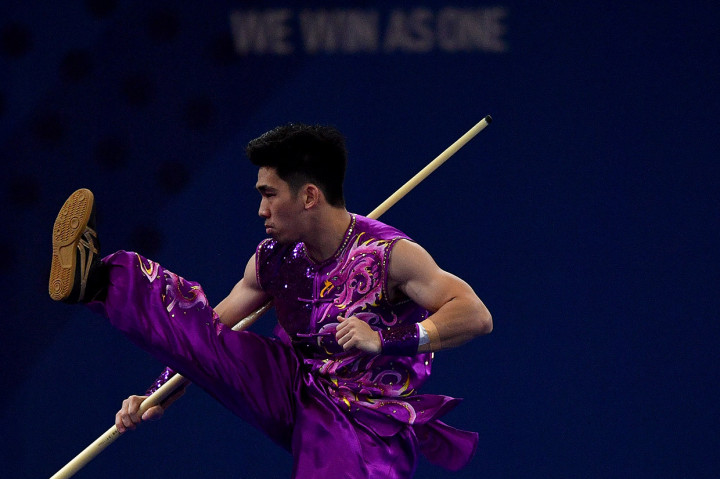 Atlet wushu putra Indonesia Harris Horatius tampil dalam final wushu taolu nandao/nangun combine putra SEA Games 2019 di World Trade Center, Manila, Filipina.