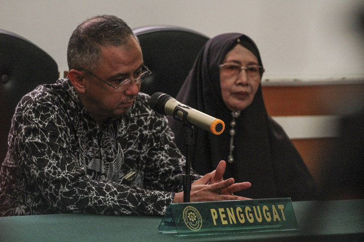 Dua penggugat Ario Tedjo (kiri) dan Ira Faizah (kanan) mendengarkan Putusan Gugatan Perdata kasus First Travel di Pengadilan Negeri, Depok, Jawa Barat. Putusan majelis Hakim Pengadilan Negeri Depok menolak gugatan korban penipuan biro perjalanan haji dan umroh First Travel.