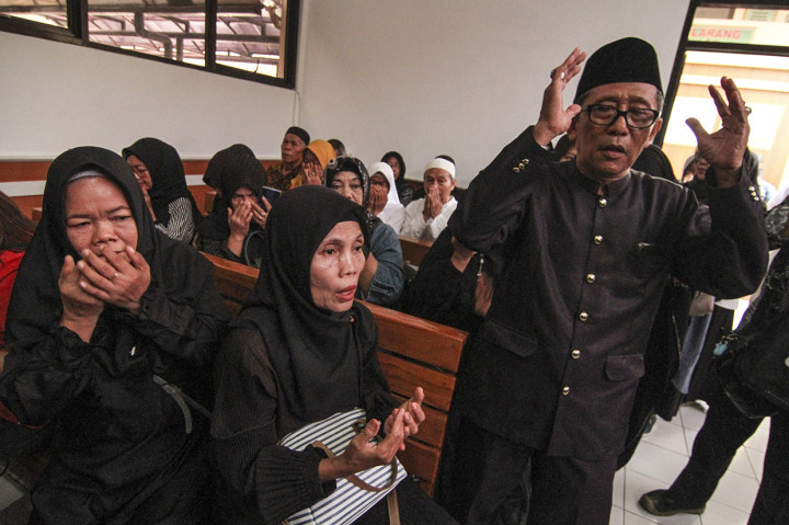 Dalam pertimbangan hakim, hakim menyebut gugatan yang diajukan jemaah dan agen First Travel ini adalah cacat formil dan kabur dengan alasan penggugat tidak menjelaskan rinci 3.200 jemaah yang meminta ganti rugi.
