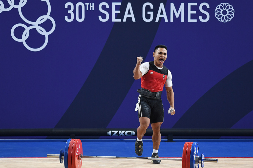 Lifter Indonesia Eko Yuli Irawan berteriak setelah berhasil mengangkat beban Angkat Besi 61Kg Putra SEA Games ke-30 di Stadion RSMC Nino Aquino, Manila, Filipina.