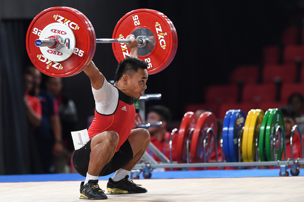 Lifter Indonesia Eko Yuli Irawan mengangkat beban dalam Angkat Besi 61Kg Putra kategori Snatch SEA Games ke-30 di Stadion RSMC Nino Aquino, Manila, Filipina.
