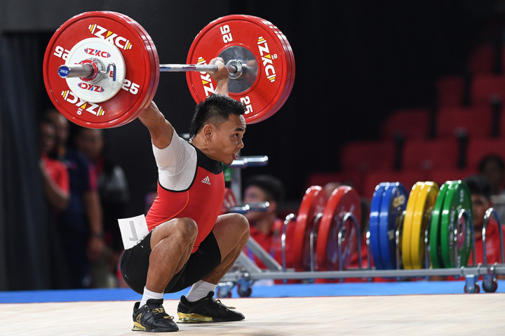 Lifter Indonesia Eko Yuli Irawan mengangkat beban dalam Angkat Besi 61Kg Putra kategori Snatch SEA Games ke-30 di Stadion RSMC Nino Aquino, Manila, Filipina.
