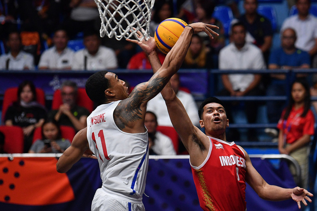 Timnas bola basket 3x3 Indonesia meraih medali perak setelah kalah 9-21 dari tuan rumah Filipina.