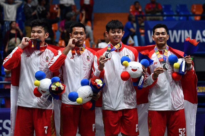 Pebasket Indonesia Rivaldo Pangesthio, Muhammad Sandy Ibrahim Aziz, Oki Wira Sanjaya dan Surliyadin menunjukkan medali perak bola basket 3x3 putra SEA Games 2019 di Filoil Flying V Centre, Manila, Filipina.
