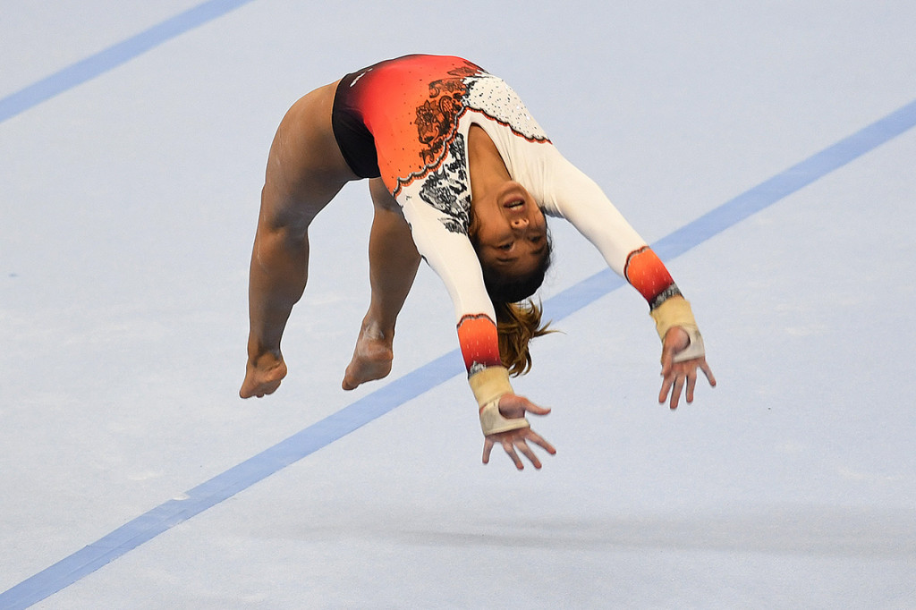 Pesenam Indonesia Irfanaluthfi Rifda beraksi pada pertandingan Senam Artistik SEA Games ke-30 di Rizal Coliseum Stadion RSMC Nino Aquino, Manila, Filipina.