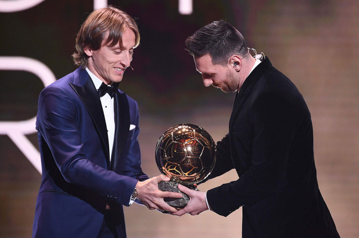 Pemain Barcelona Lionel Messi menerima trofi penghargaan Ballon d'Or dari pemenang tahun lalu Luca Modric (Real Madrid) pada sebuah seremoni di Chatelet Theatre, Paris, Selasa, 3 Desember 2019 dini hari WIB.