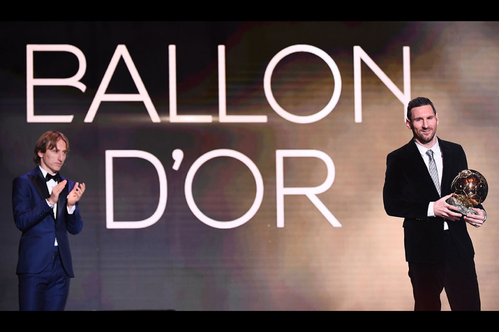Megabintang Lionel Messi meraih penghargaan Ballon d'Or untuk keenam kalinya, menyisihkan kandidat lainnya Virgil van Dijk, Cristiano Ronaldo, dan Sadio Mane.