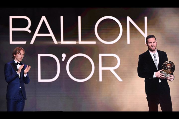 Megabintang Lionel Messi meraih penghargaan Ballon d'Or untuk keenam kalinya, menyisihkan kandidat lainnya Virgil van Dijk, Cristiano Ronaldo, dan Sadio Mane.